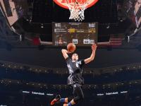 FB体育赛事-福克斯疾速撕裂铁壁防线，湖人雄鹿之战见证新王崛起