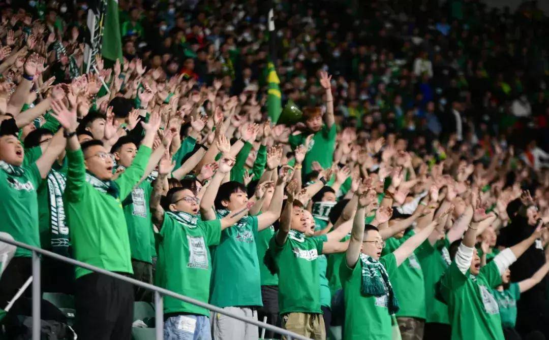 火热沸腾的足球盛宴,观众热情高涨持续的简单介绍 火热沸腾的足球盛宴,观众热情高涨持续的简单介绍