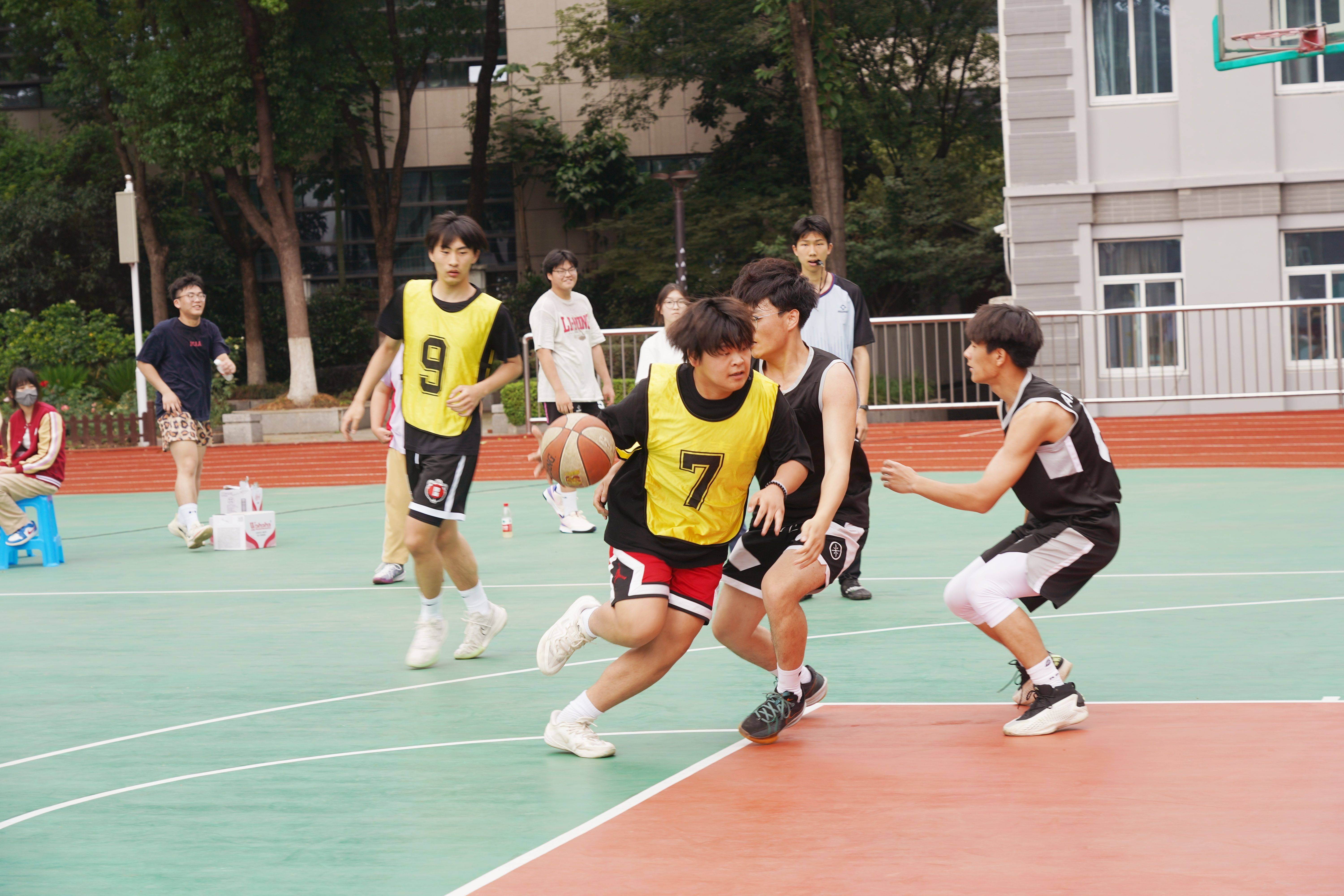 世界各地篮球联赛相互学习，促进篮球发展