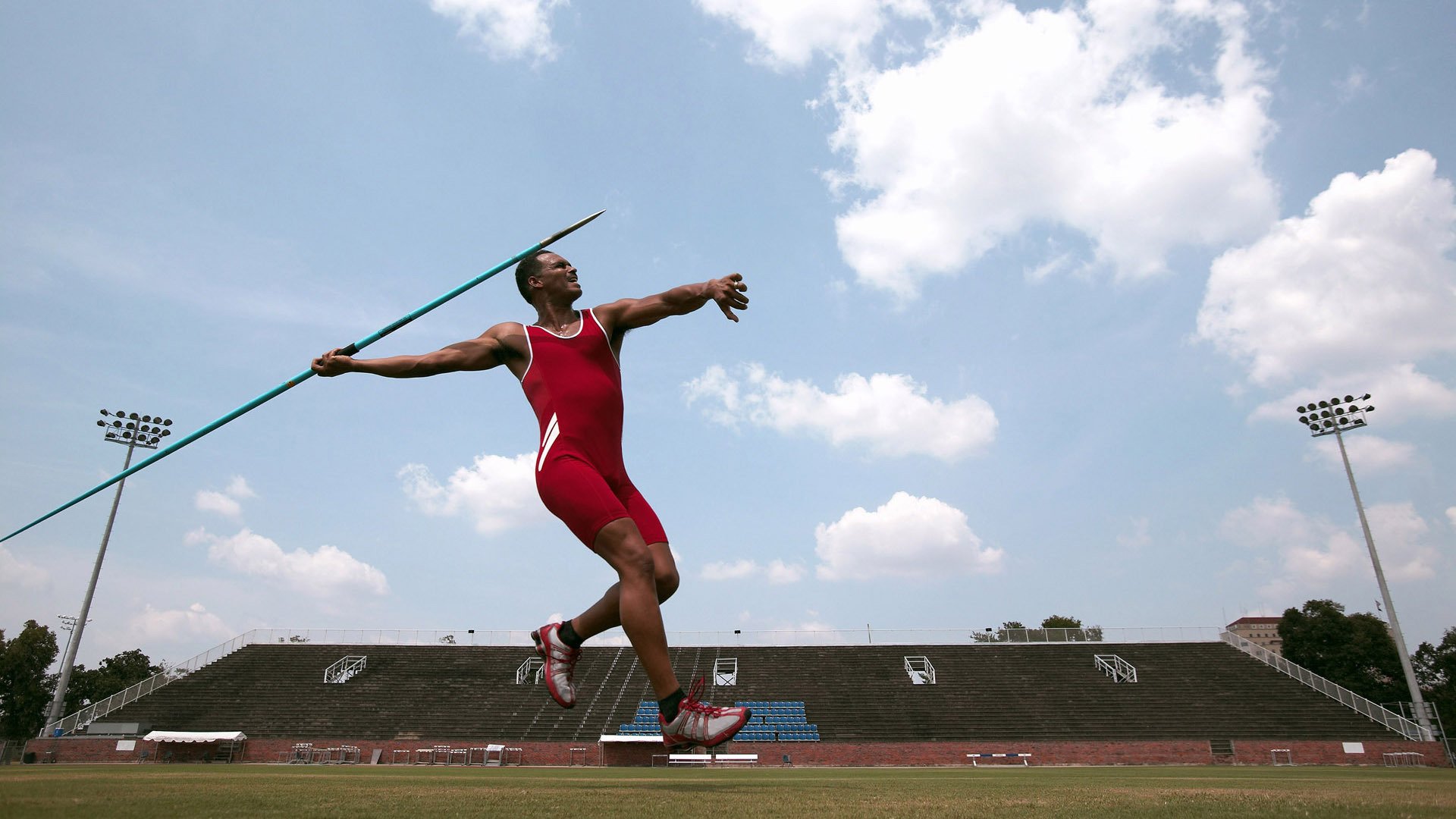 范弗利特三分雨浇灭悬念，湖人末节崩盘不敌雷霆